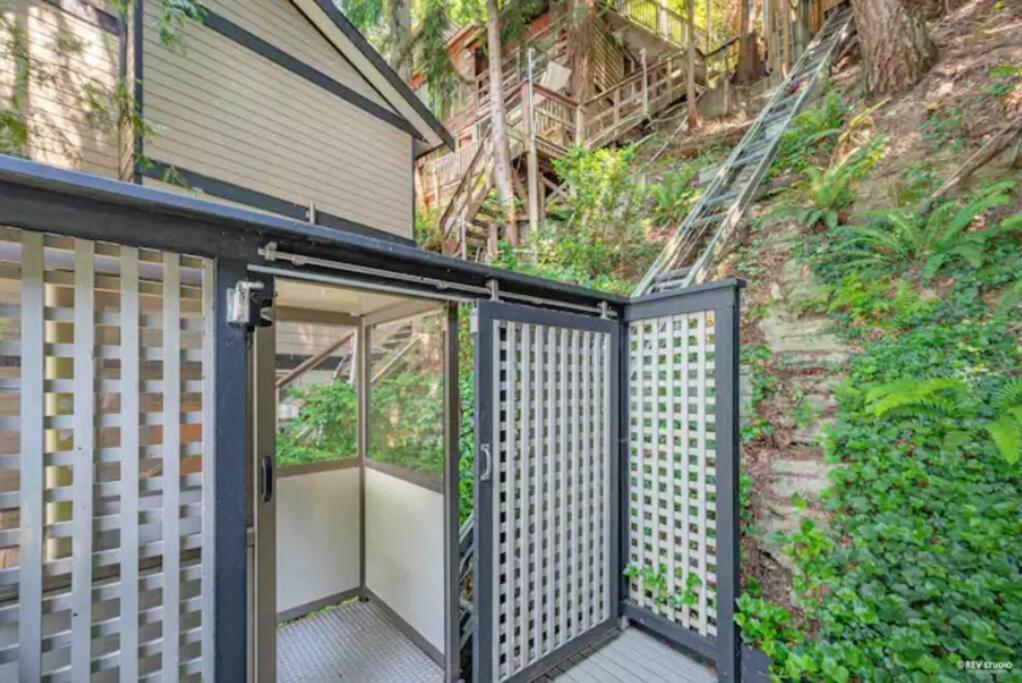 Waterfront Cottage With Superb Coastline Views West Vancouver Bagian luar foto