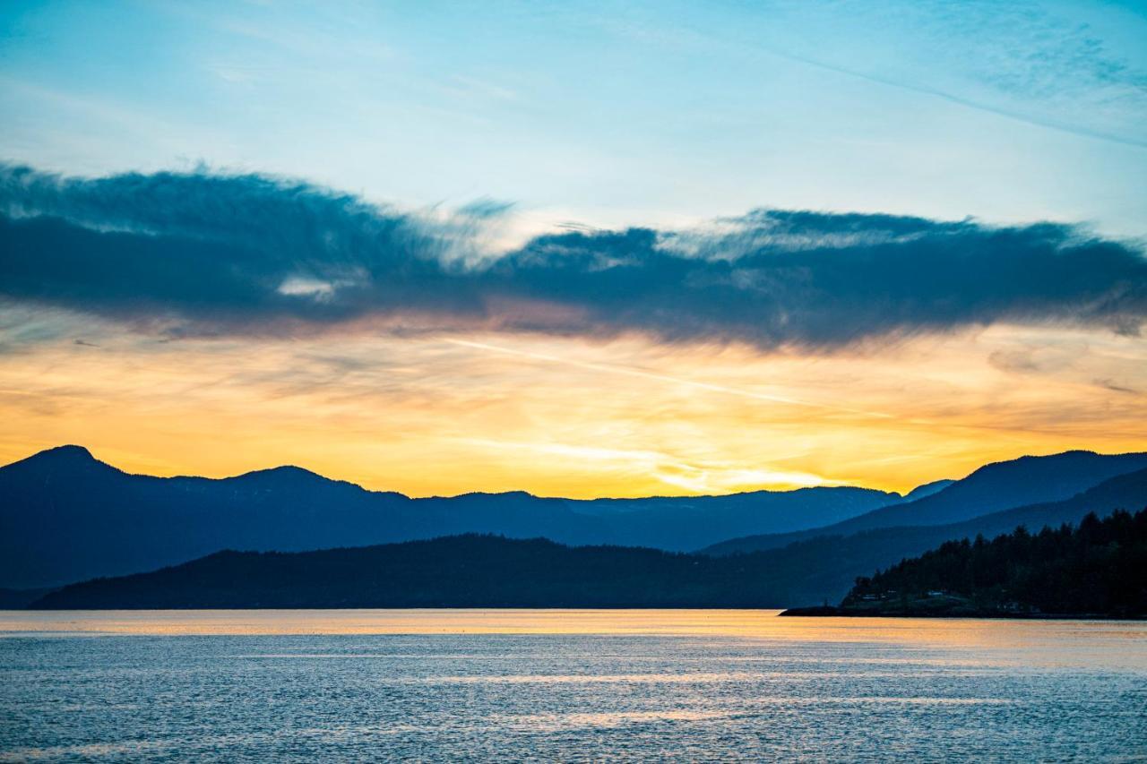 Waterfront Cottage With Superb Coastline Views West Vancouver Bagian luar foto