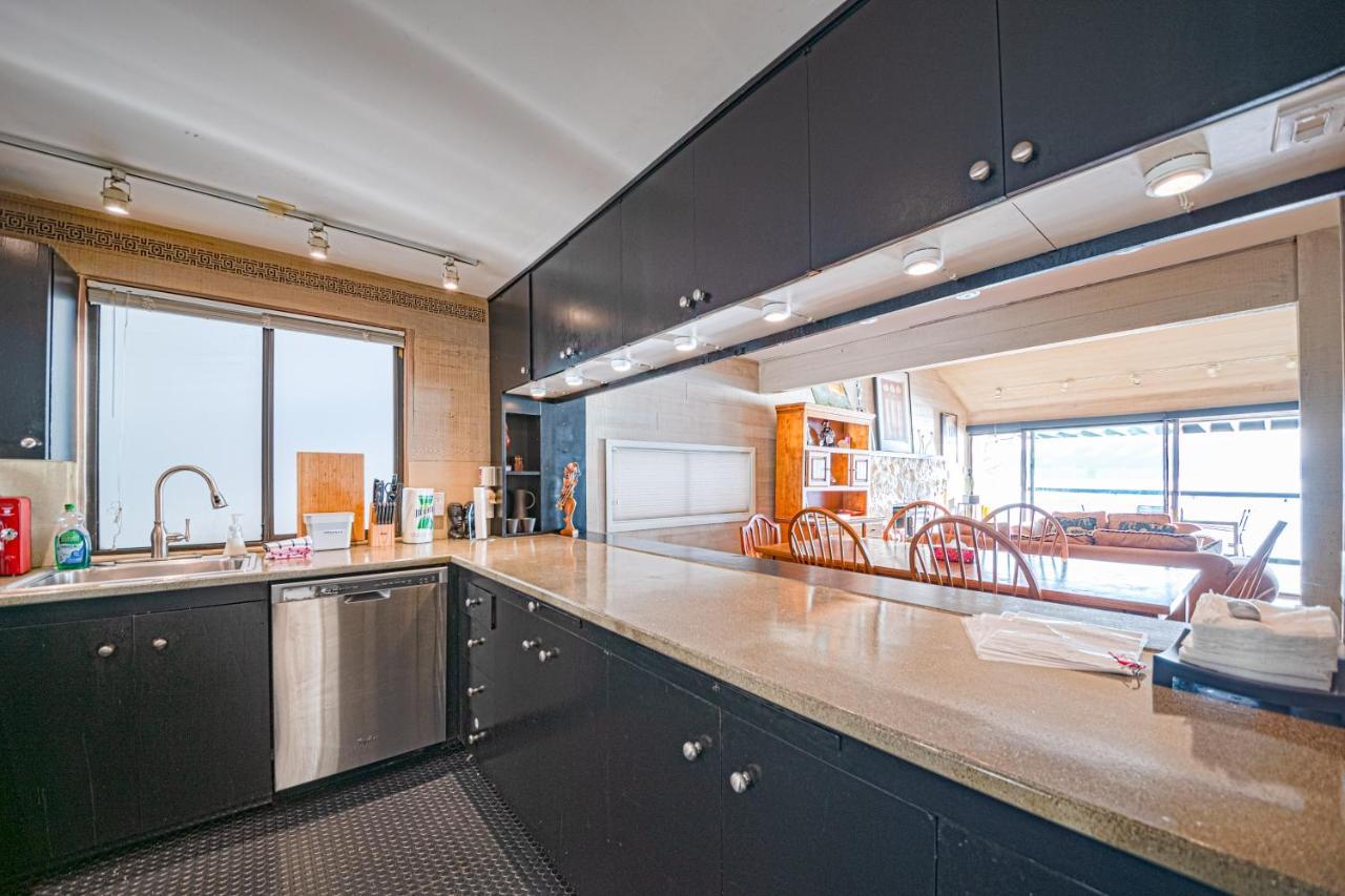 Waterfront Cottage With Superb Coastline Views West Vancouver Bagian luar foto