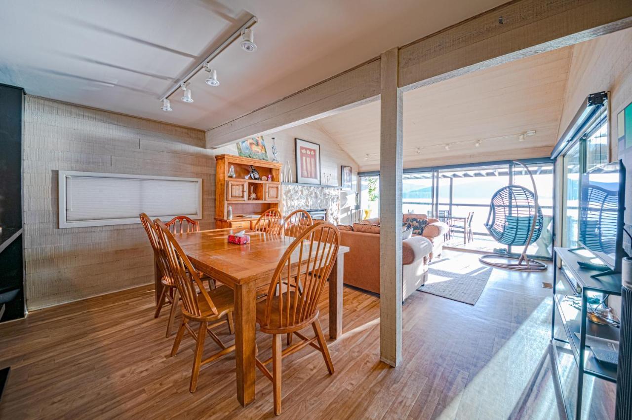 Waterfront Cottage With Superb Coastline Views West Vancouver Bagian luar foto