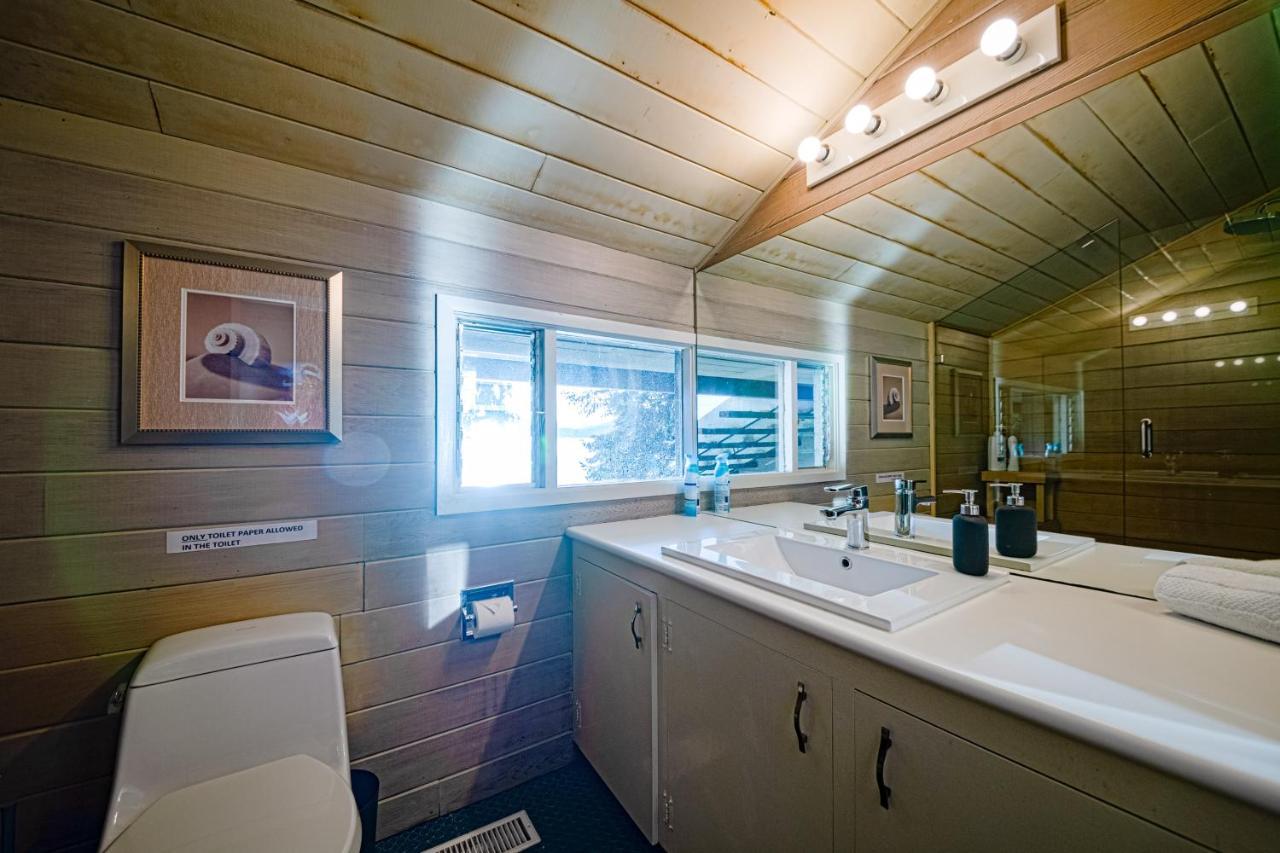 Waterfront Cottage With Superb Coastline Views West Vancouver Bagian luar foto